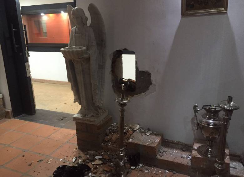 Este fue uno de los boquetes por donde fueron extraídos los elementos. Foto Cortesía Emisora La Voz de San Pedro