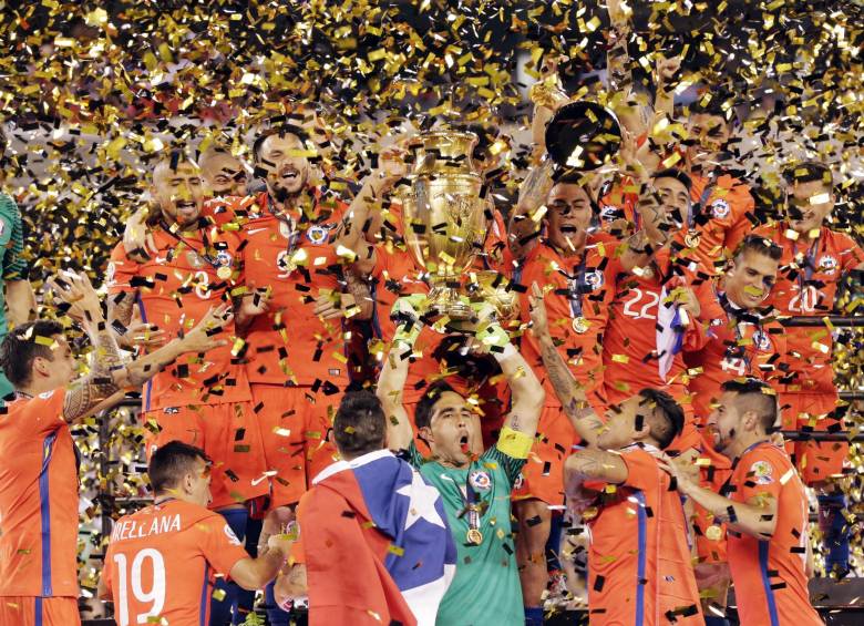 La selección chilena de fútbol derrotó el domingo por penales a Argentina para quedarse con la Copa América Centenario, su segundo título continental consecutivo tras el conquistado el año pasado, también ante la “albiceleste” y a través de la misma definición.
