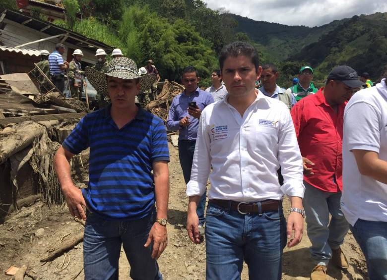 El ministro de Vivienda, Luis Felipe Henao, espera que la totalidad del servicio de agua potable sea restablecida este miércoles para los habitantes del municipio de Salgar. FOTO CORTESÍA