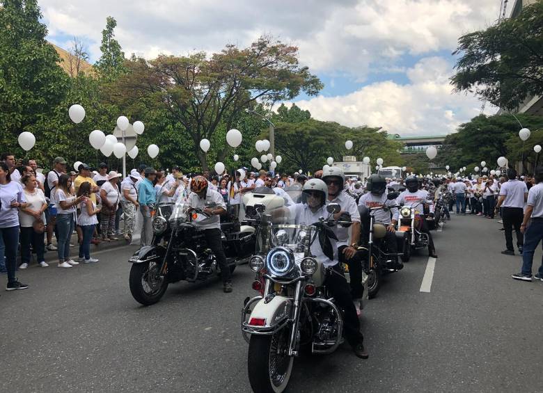 En Medellín miles de ciudadanos marcharon entre el Parque de los Deseos y el Parque de la Luces, en el centro de la ciudad. FOTO VALERIA MURCIA