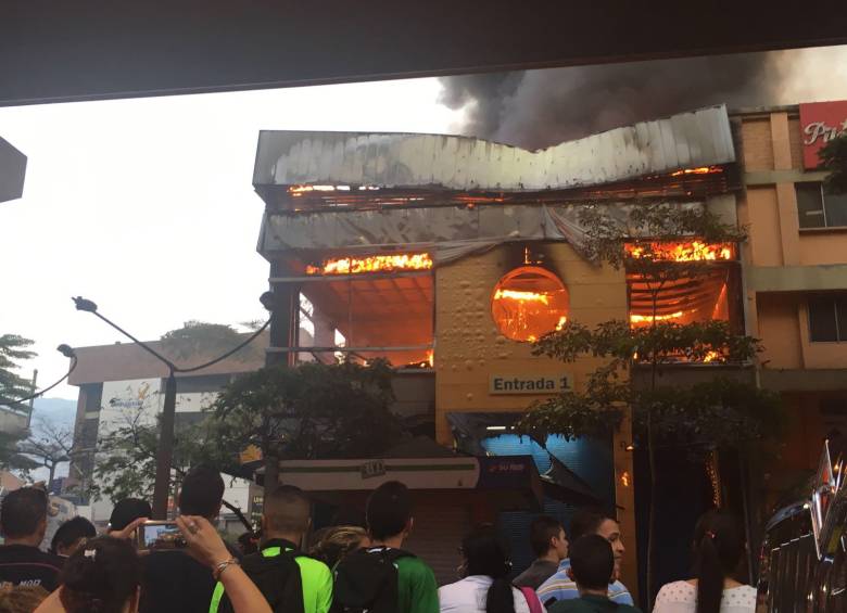 Un fuerte incendio se registra esté sábado en un centro comercial en el centro de Medellín, confirmó el Dagrd. FOTO CORTESÍA