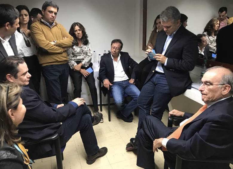 Los candidatos esperaron mientras reiniciaba el debate. Foto: Twitter