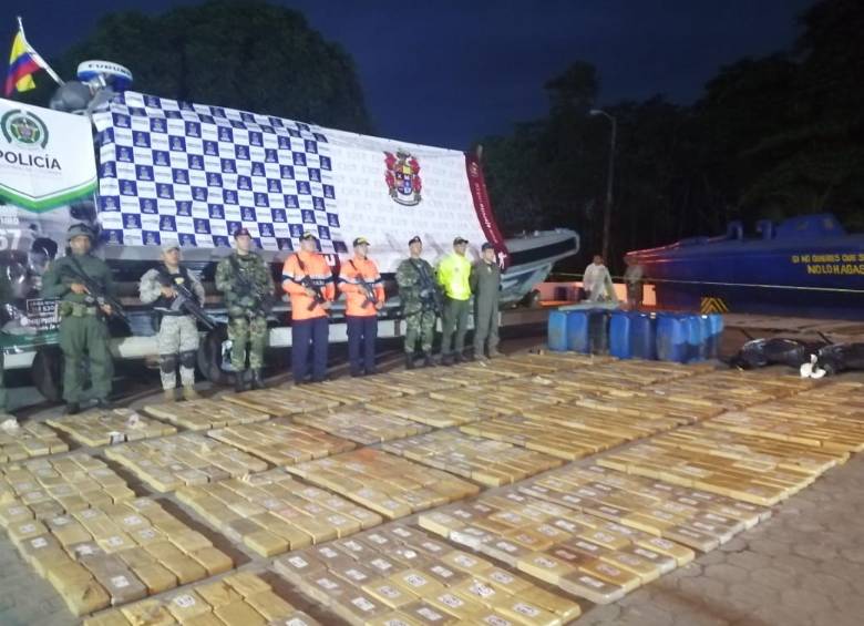 Más de una tonelada de cocaína, avalada en 30 millones de dólares, fue incautada por las autoridades en Tumaco. FOTO: Colprensa.