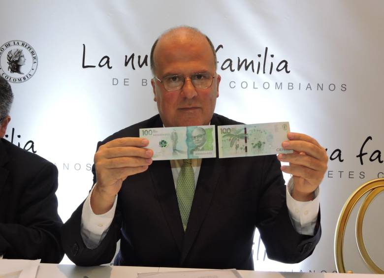 El gerente del Banco de la República, José Darío Uribe, muestra el anverso y el reverso del billete de 100 mil pesos. FOTO cortesía
