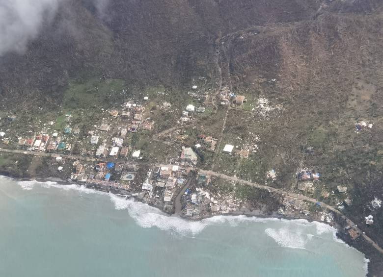 Imágenes aéreas que muestran la devastación que dejó el huracán Iota en Providencia. FOTO cortesía The Archipielago Press