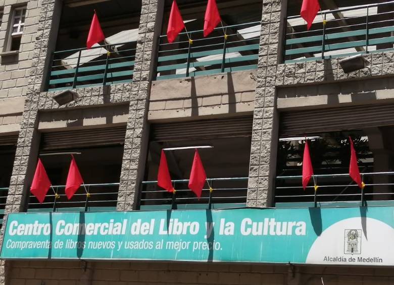 Los libreros de este centro comercial pidieron con banderas rojas atención. Foto: Cortesía