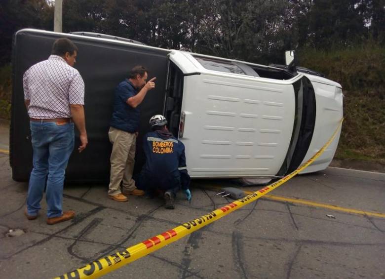 Momento del rescate de uno de los ocupantes de la camioneta. FOTO CORTESÍA Bomberos San Pedro de los Milagros