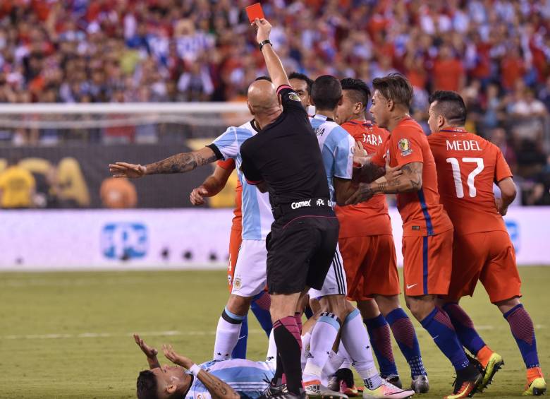 A los 42 fue expulsado Marcos Rojo por una falta contra Vidal.