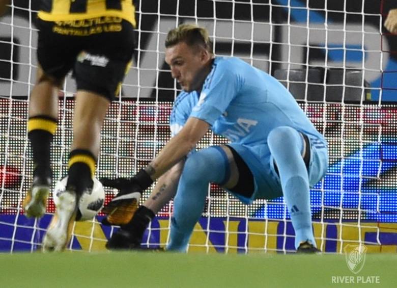Esta fue una de las acciones del arquero Franco Armani en su debut con River Plate. FOTO TOMADA DE RIVER PLATE.COM