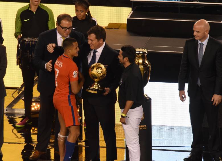 El delantero Alexis Sánchez se quedó con el Balón de Oro al mejor jugador del torneo.