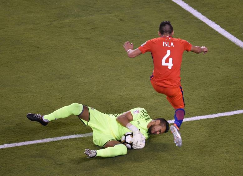 Romero salvó a Argentina a los 98 al atenazar un cabezazo de Vargas en un primer tiempo suplementario en el que los dos equipos intentaban conseguir la ventaja. Y un minuto después Bravo sacó del ángulo un cabezazo de Agüero con una atajada magistral.