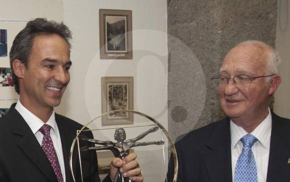 Álvaro Villegas Moreno y su hijo Pablo Villegas Mesa durante una condecoración en la Sociedad Antioqueña de Ingenieros en agosto de 2012. FOTO ARCHIVO (Edwin Bustamante)