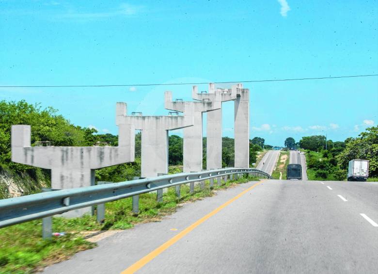 La semana pasada EL COLOMBIANO constató el estado de la vía. Es frecuente encontrarse con puentes a medio hacer. En la foto uno de los tramos. FOTO Julio César Herrera