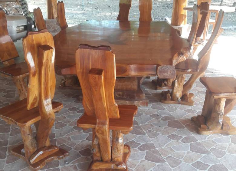 Lo que alguna vez le dijeron a Arelis que era solo basura hoy son muebles de calidad. FOTO: ARCAPEC