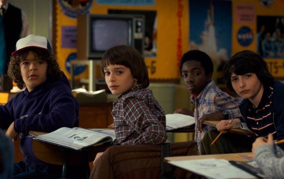 De izquierda a derecha, Gaten Matarazzo, Noah Schnapp, Caleb McLaughlin y Finn Wolfhard en la segunda temporada de “Stranger Things” Credit Netflix