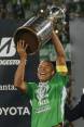 Alexis Henríquez levantando el trofeo de la Copa Libertadores 2016, su máximo logro con Atlético Nacional. FOTO el colombiano