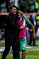 Pese a los rumores Almirón mantiene una buena relación con los referentes del club. FOTO jaime pérez