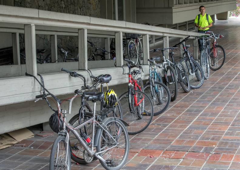A falta de biciparqueaderos, en la U. de A. hay ciclas amarradas por los pasillos. Foto juan antonio sánchez