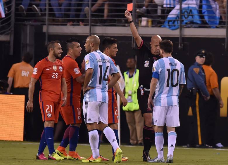 Chile se quedó con 10 a los 28 minutos por la expulsión de Marcelo Díaz, quien se fue a los vestidores por doble amonestación por su segunda falta contra Messi.