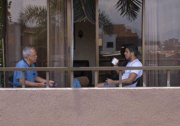 En tiempos de aislamiento obligatorio, la cotidianidad se abre paso en casas y edificios. Asomarse por ventanas, terrazas y balcones es ahora la forma de tener contacto con el mundo. Foto: Manuel Saldarriaga Quintero