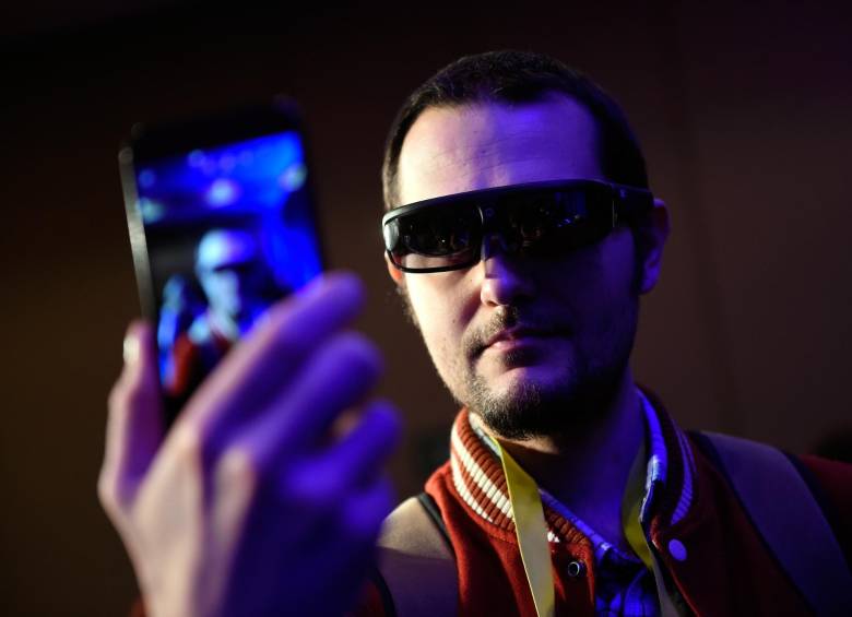 Vlad Savov, un visitante de Nueva York, en la Feria de Consumo Electrónico en Las Vegas (EE. UU.) luciendo los lentes inteligentes de realidad virtual y aumentada ODG R-8. FOTO AFP