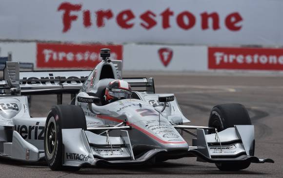 Este es el carro del equipo Penske con el que Montoya ganó la primera competencia y en el que espera repetir hoy victoria en el óvalo de Arizona. Correrá con el número 2. FOTO cortesía indycar