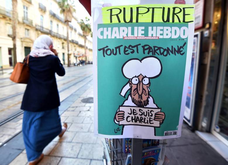 El nuevo ejemplar trae una edición especial con una viñeta de Mahoma llorando con un cartel en el que dice “Soy Charlie” y el titular “Está todo perdonado”. FOTO AFP.