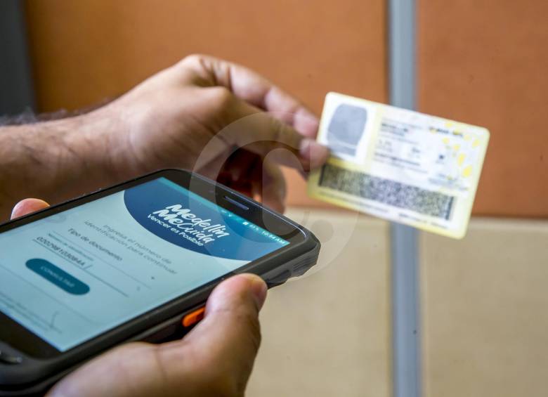La Policía escanea las cédulas y puede saber, sin acceder a datos personales, si el ciudadano tiene permiso para salir a trabajar. FOTO juan antonio sánchez