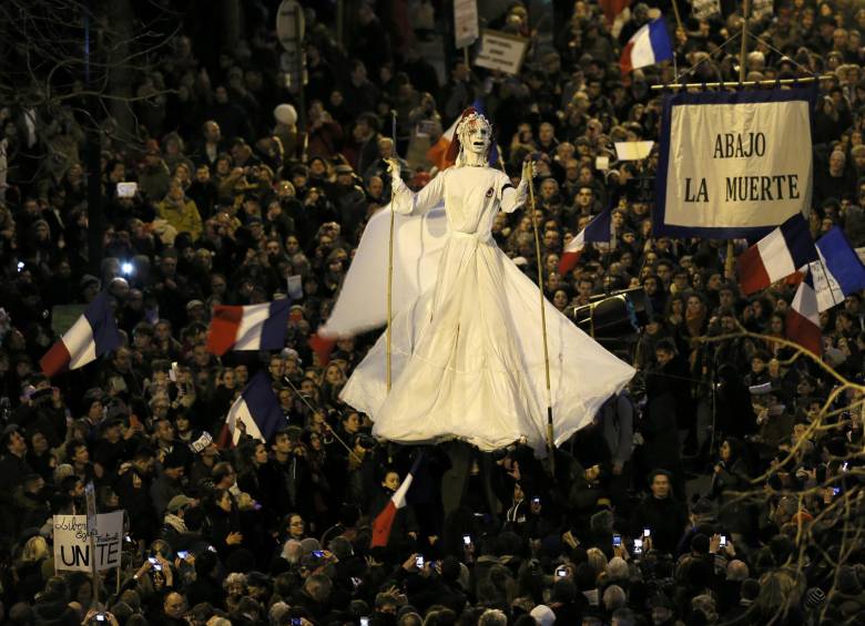 Multitudinaria marcha expresó con emoción el dolor de París