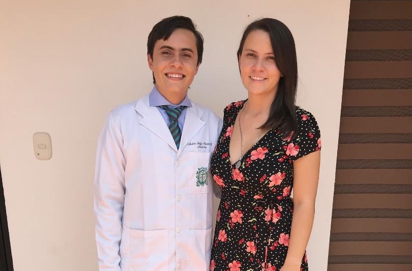 Andrés Felipe Barrera Ruiz estuvo acompañado de su hermana al momento de recibir su grado virtual. FOTO CORTESÍA