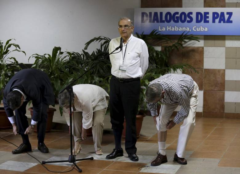 La delegación del Gobierno se remangó el pantalón para pedir no más minas. FOTO reuters