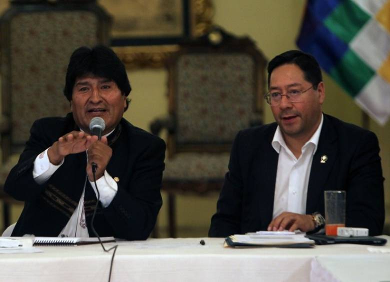 El expresidente Evo Morales, en compañía del exministro de Economía, Luis Arce (derecha). FOTO: tomada del sitio web oficial del Ministerio de Economía de Bolivia.