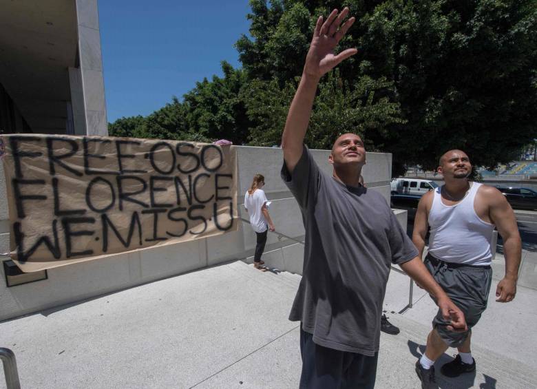 En la sede del ICE, en Los Ángeles, varias personas intentaron saludar a sus parientes allí detenidos, sin que haya rastro de nuevas redadas. FOTO AFP