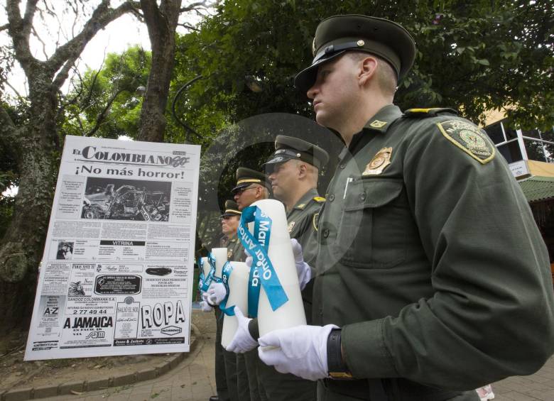 Agentes de la Policía llevaron velones marcados con los nombres de los 13 fallecidos en el atentado. FOTO EDWIN BUSTAMANTE
