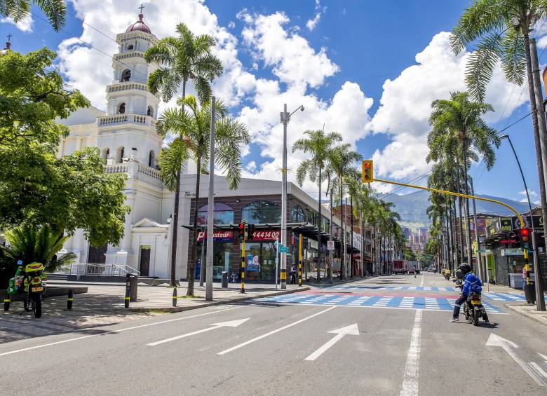 El contrato es para la modernización del sistema de alumbrado público a tecnología LED en la zona urbana y rural de Envigado. FOTO JUAN ANTONIO SÁNCHEZ