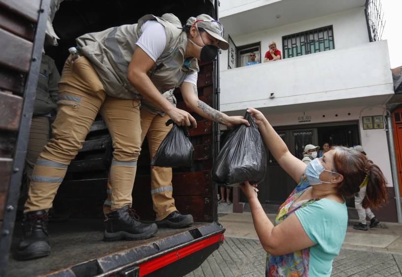 Una caravana recorrió la ciudad. La gente entregó bolsas con alimentos no perecederos y productos de aseo. FOTO manuel saldarriaga