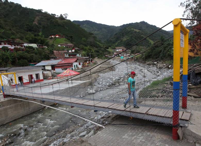 El Plan de Recuperación de Salgar, el cual es gerenciado por el ministro de Vivienda, Ciudad y Territorio, Luis Felipe Henao, avanza en más del 50 por ciento. FOTO edwin bustamante