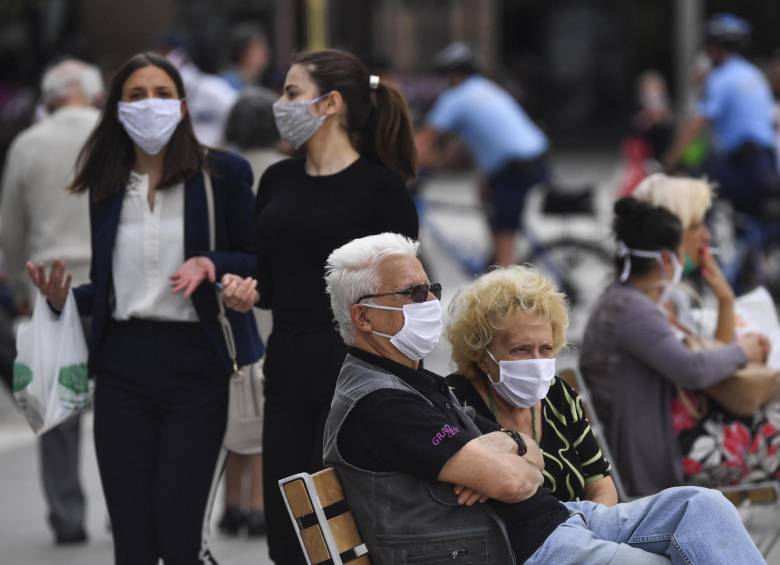 Así luce la gente en la calle en Macedonia actualmente. La OMS habló de los asintomáticos, quienes no presentan síntomas y pueden tener el virus. FOTO EFE