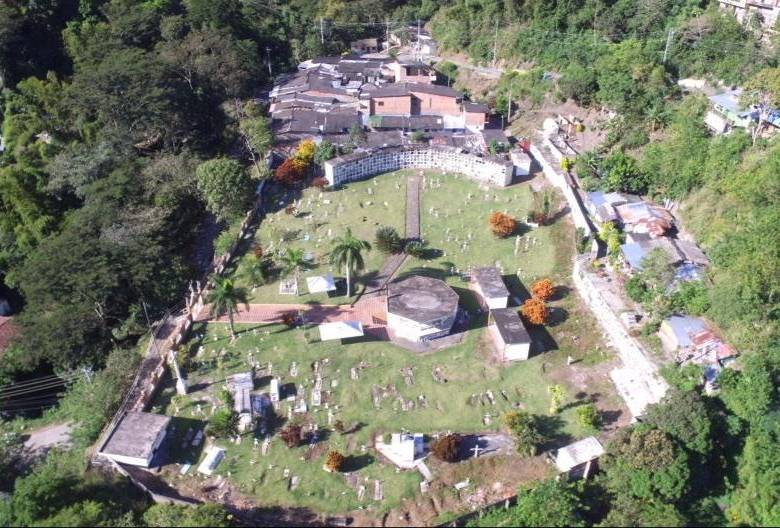 Vista aérea del cementerio Las Mercedes de Dabeiba, donde la JEP busca víctimas de falsos positivos. FOTO cortesía jep