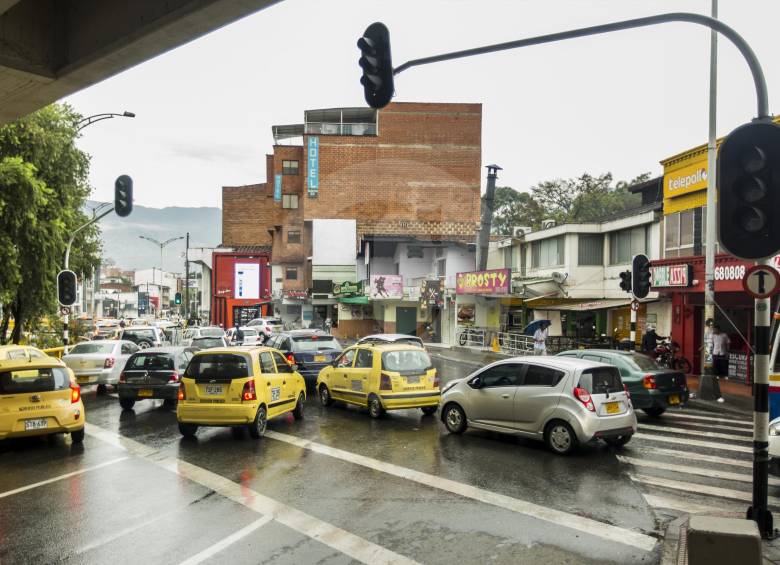 En la hora pico de la tarde, los semáforos apagados en el cruce de la diagonal 74B con la glorieta de Bulerías generan conflictos entre los diferentes actores viales. El principal afectado es el peatón, cuyo paso es invadido por los vehículos. FOTO CAMILO SUÁREZ