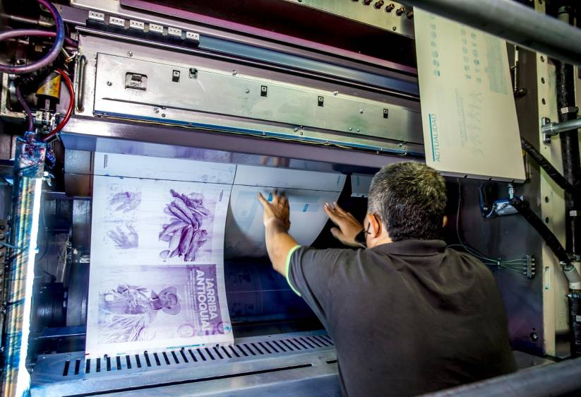 EL COLOMBIANO está cuidando con detalle cada paso en la producción para evitar riesgos de salud. A las tintas le adicionan alcohol isopropílico. FOTO juan a. sánchez