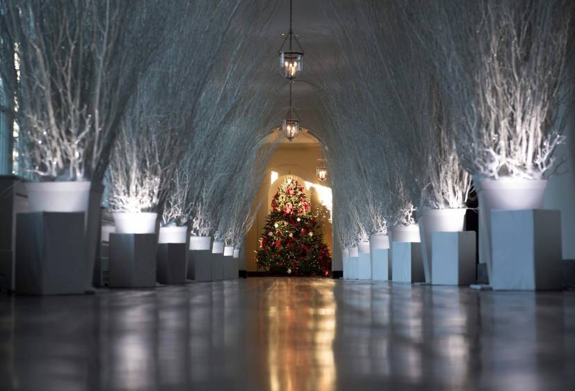 El corredor de la planta superior está decorado con más de dos decenas de árboles con nieve simulada. FOTO AFP
