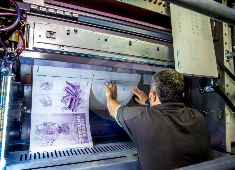 EL COLOMBIANO está cuidando con detalle cada paso en la producción para evitar riesgos de salud. A las tintas le adicionan alcohol isopropílico. FOTO juan a. sánchez