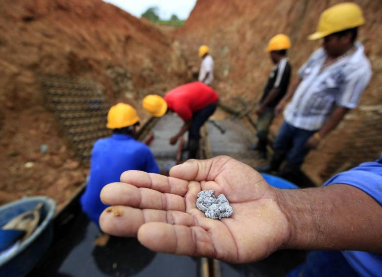 Esta es la amalgama. Los mineros sufren dermatitis en sus manos y pérdida de uñas cuando entran en contacto con este metal. Además presentan temblores en manos y disfunciones motrices. FOTO MANUEL SALDARRIAGA