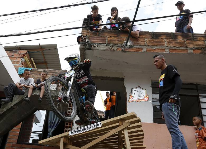 dh urban bike comuna 13