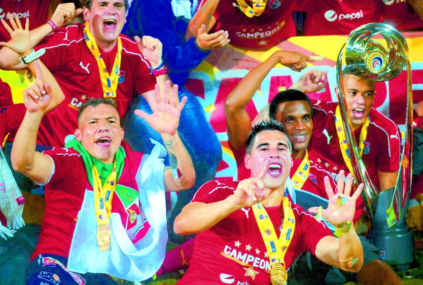 El anhelado sexto título llegó para el DIM gracias a la entrega, dedicación y talento de sus jugadores. Festejan Mao Molina, Luis Carlos Arias, Didier Moreno y Leonardo Castro. FOTO JUAN A. SÁNCHEZ