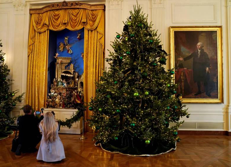 Un portal de Belén como símbolo religioso de la tradición cristiana o la disposición de objetos pertenecientes a antiguos presidentes resaltan en la decoración. FOTO Reuters.