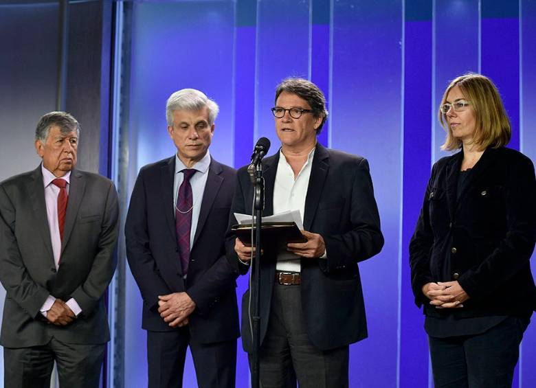 Los negociadores José Noé Ríos, Alberto Fergusson, Gustavo Bell y Angélika Rettberg en el pronunciamiento público después de la reunión en la Casa de Nariño. FOTO Cortesía Presidencia