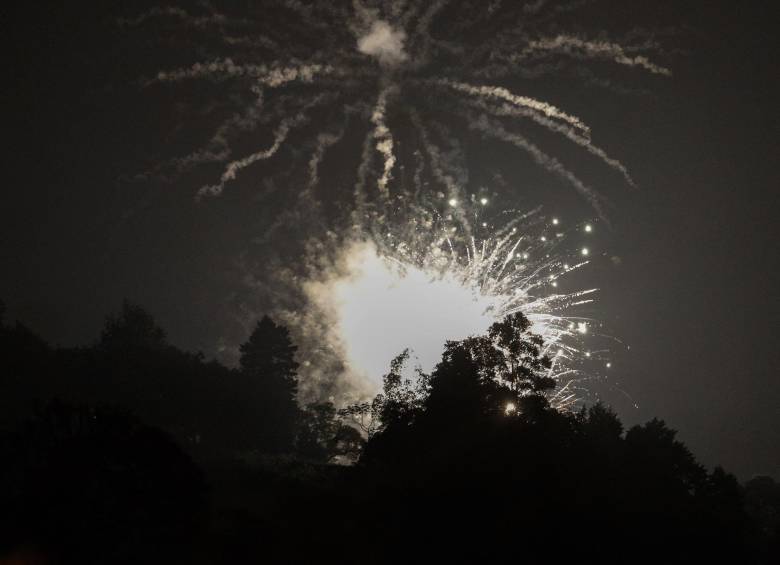Desde Las Antillas, en Envigado, algunos vecinos observaron la alborada. FOTO: Manuel Saldarriaga. 