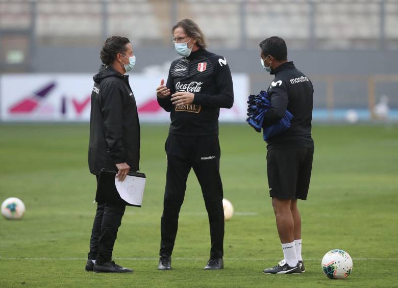 Ricardo Gareca (centro), seleccionador de Perú. FOTO EFE